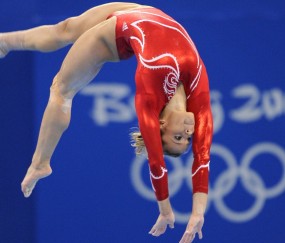 爱游戏官网-马龙赛后谦逊发言登热搜，菲尼克斯太阳横扫阿森纳引发热议